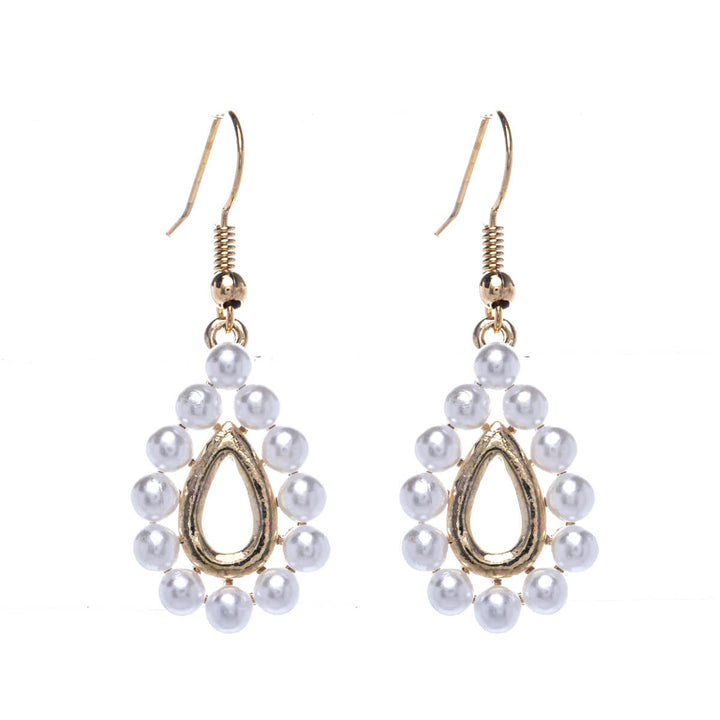 Hanging teardrop shaped pearl earrings