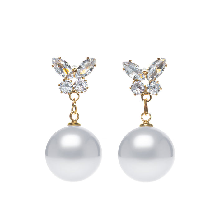 Pärlörhängen hängande från en glittrande fjäril