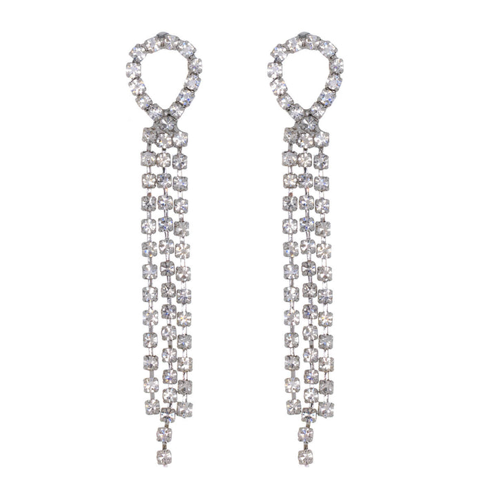 Tre rader av hängande örhängen med strassstenar