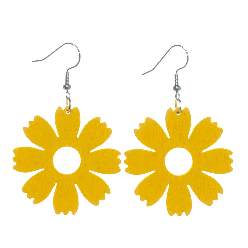gula örhängen i trä med blommor
