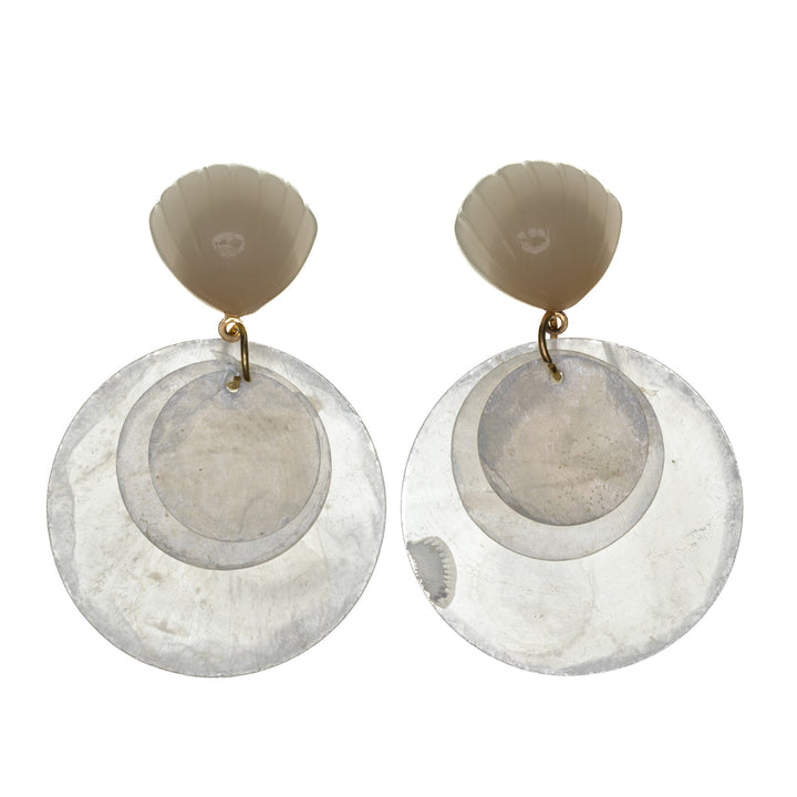 Hängande hockeyörhängen med snäckskal