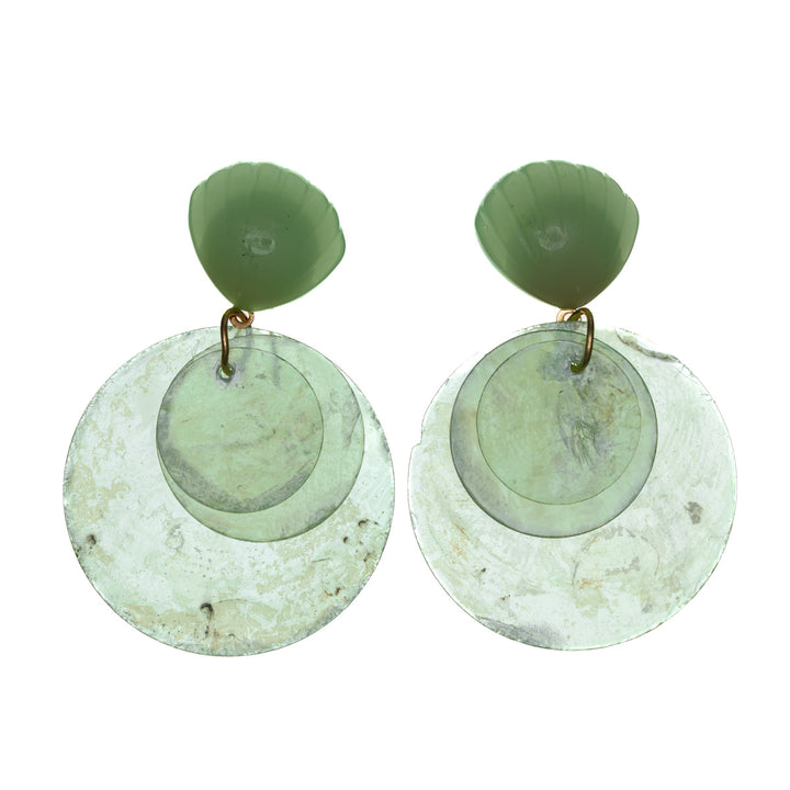 Hängande hockeyörhängen med snäckskal