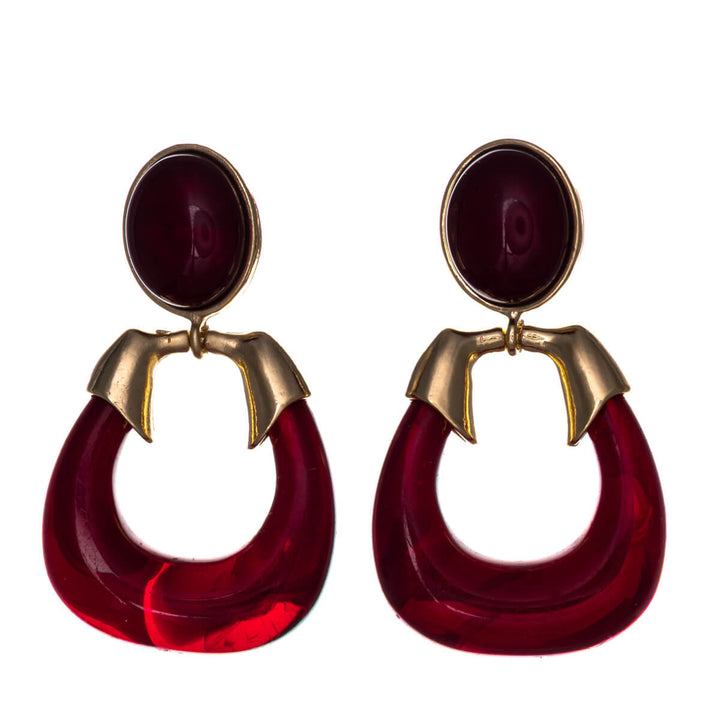 Runda dinglande örhängen med metalldekoration