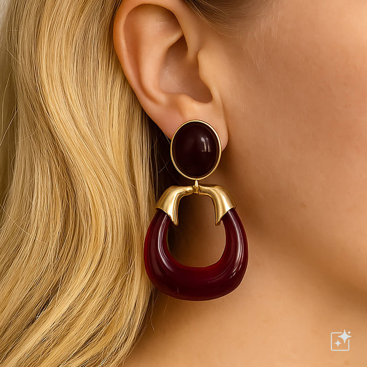 Runda dinglande örhängen med metalldekoration