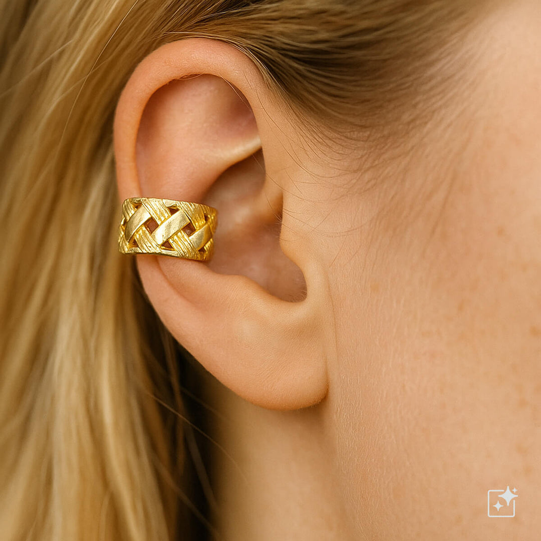 Rutmönster på rustikt örhänge med öronmanschett