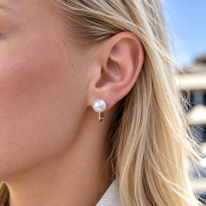 Valkoiset helmiklipsikorvakorut 12 mm - litteä muoto