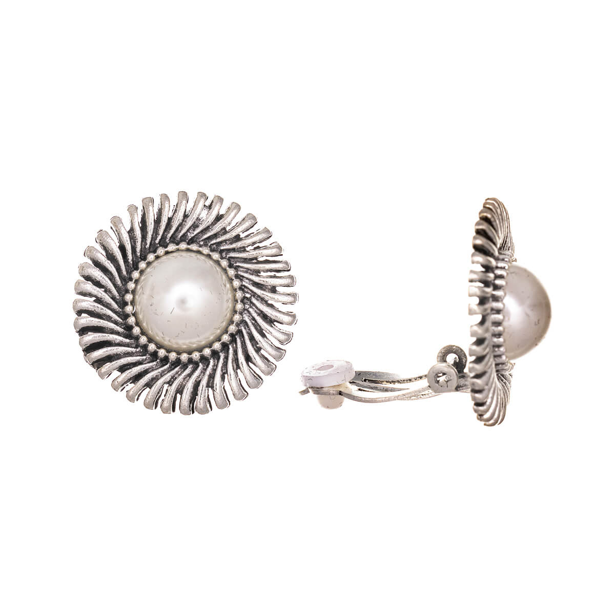 Round pearl clip-on earrings with turbine edge