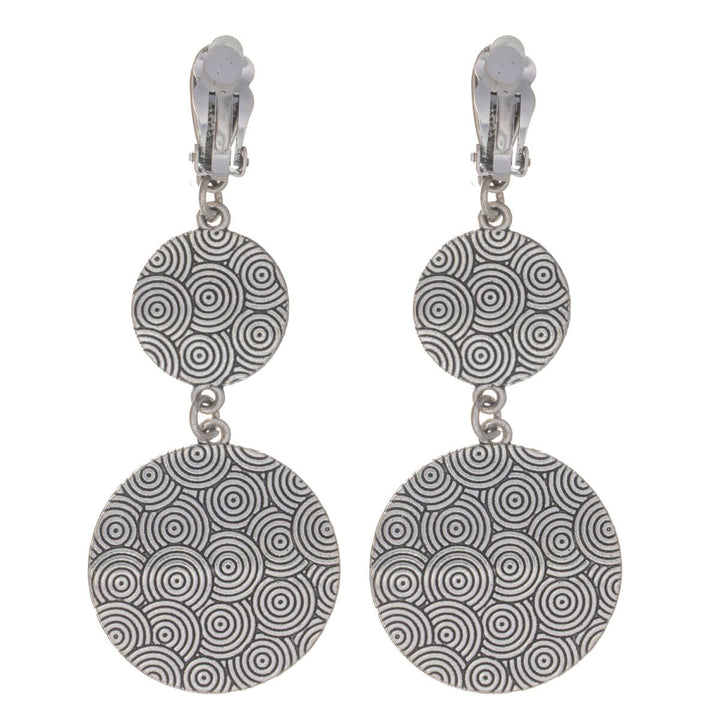 Platta ringar som hänger i klämörhängen