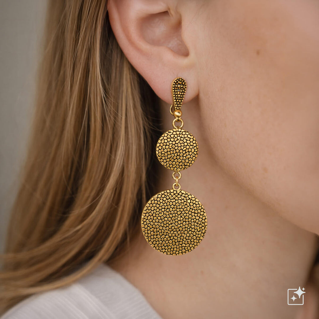 Platta ringar som hänger i klämörhängen