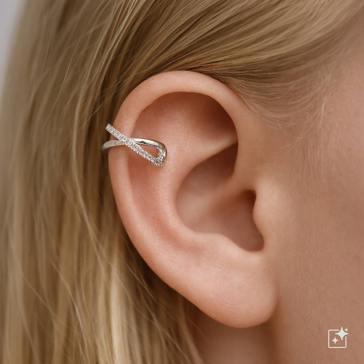 Öronmanschett med korsande rustika detaljer i zirkonia