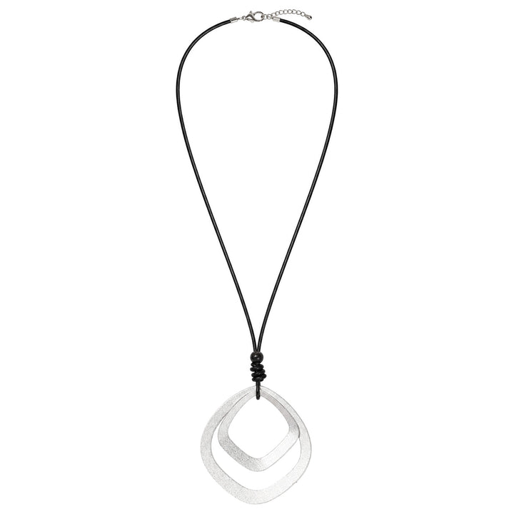 Ett långt svart halsband med två fyrkantiga hängsmycken i silver