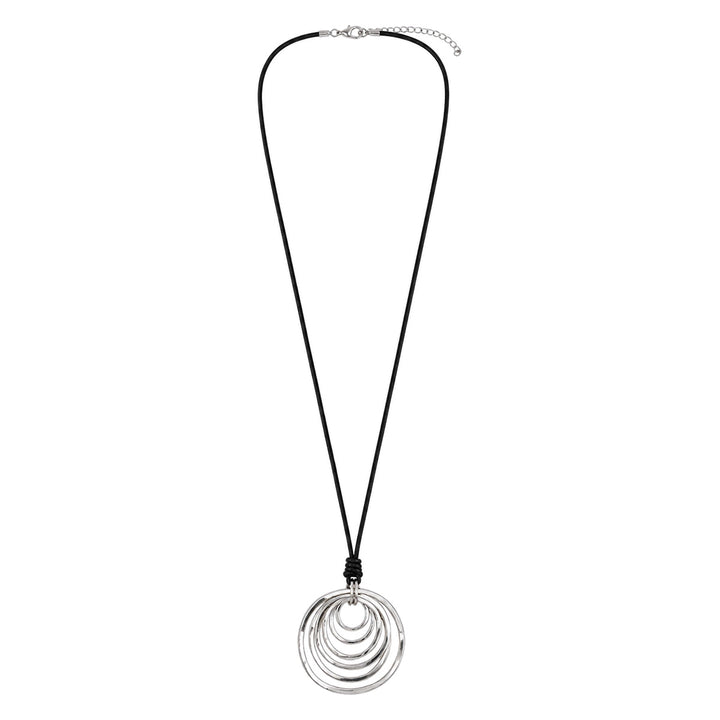 Ett långt halsband med ett stort hänge i form av flera ringar