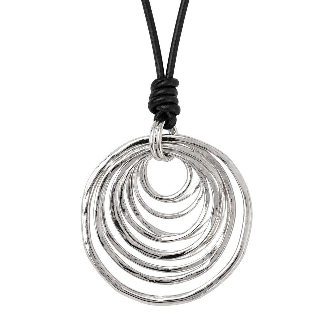 Ett långt halsband med ett stort hänge i form av flera ringar