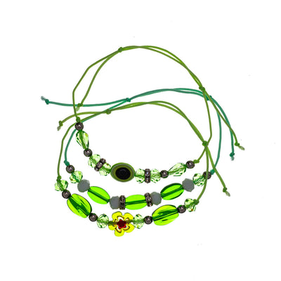 Tre justerbara armband med färgglada pärlor