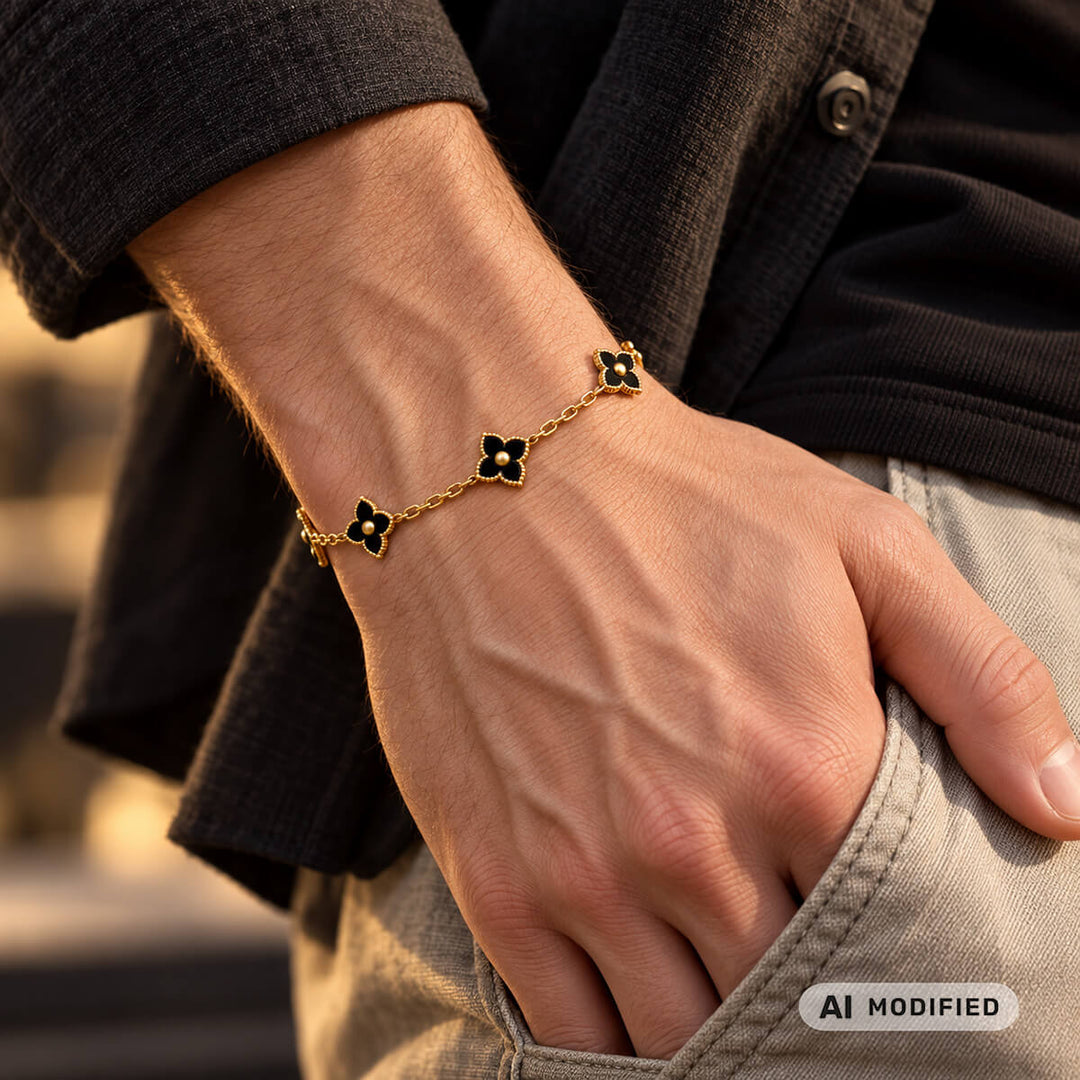 Delikat armband med fyrklöver i svart finish (PVD-guldpläterat stål)