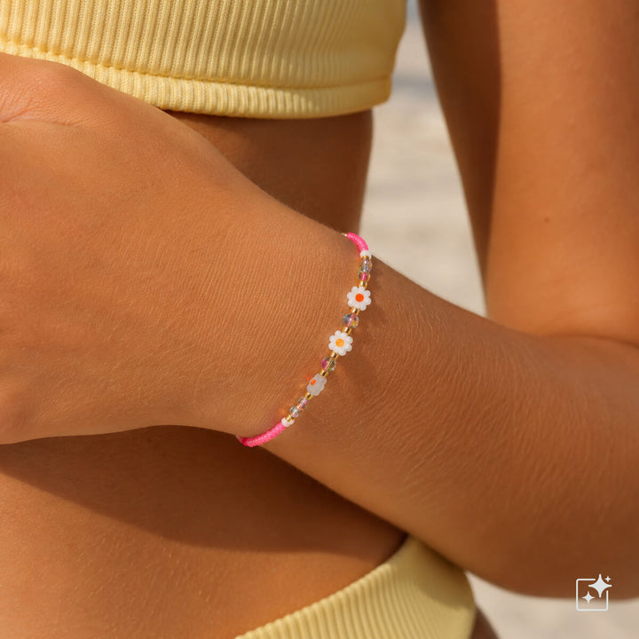 Justerbart blomsterarmband med pärlor – 3 blommor