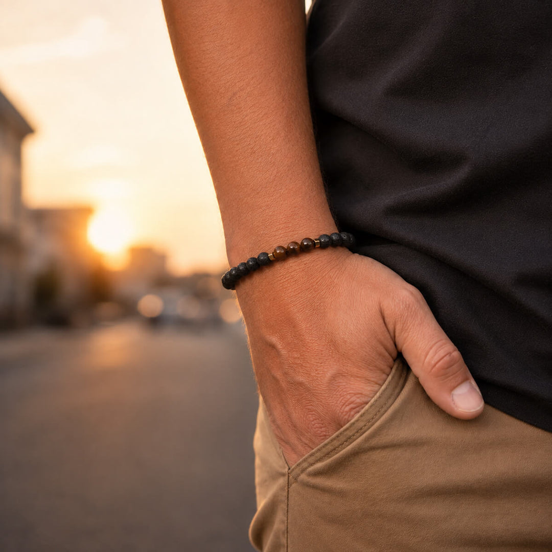 Armband av svart lavasten med bruna stenpärlor