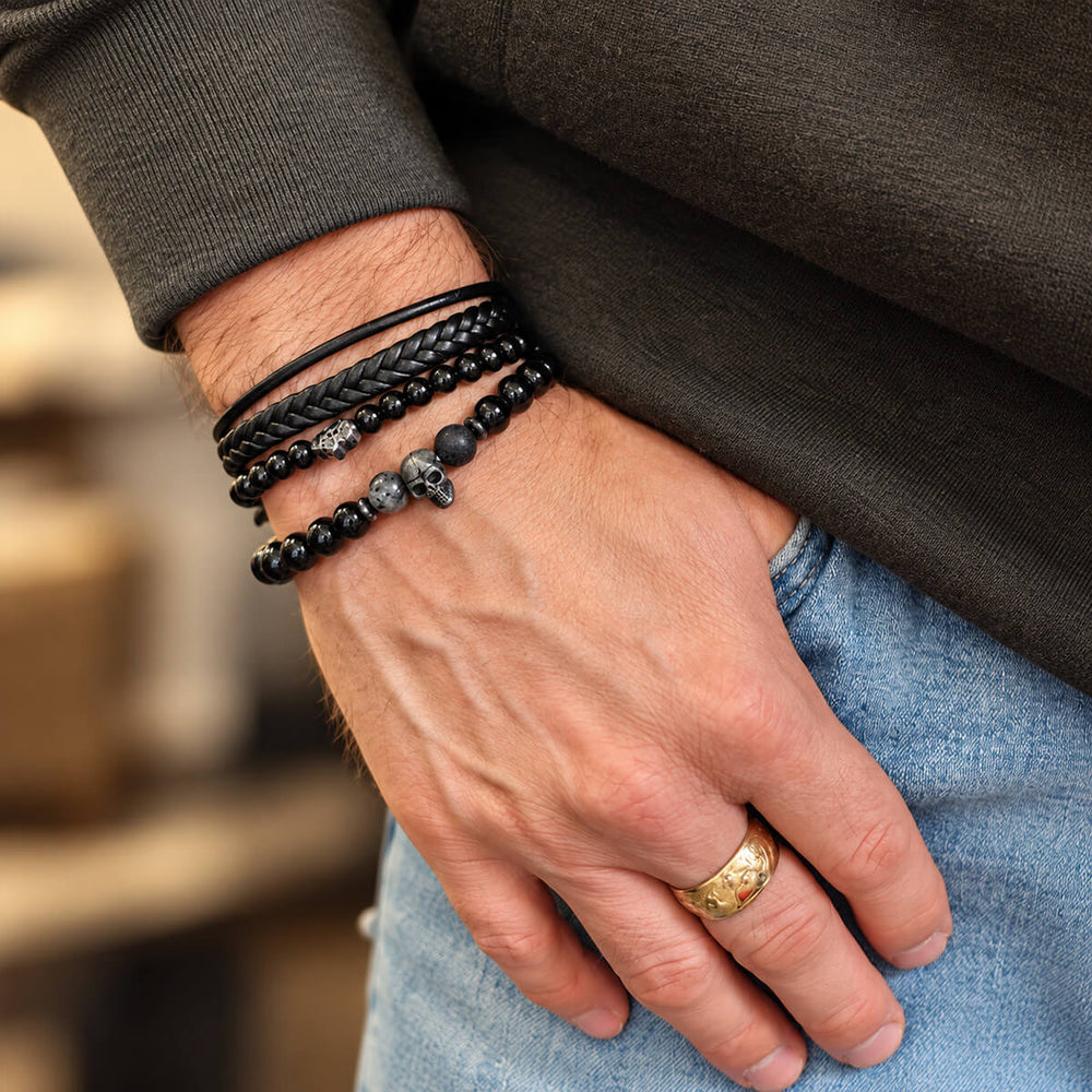 Armbandssetet ”Black Skull Hamsa” på en mans handled