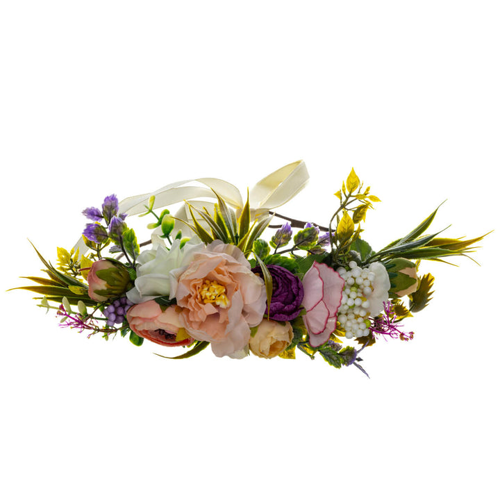 En romantisk blomsterkrans i nyanser av persika och lila