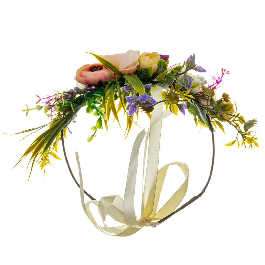 En romantisk blomsterkrans i nyanser av persika och lila