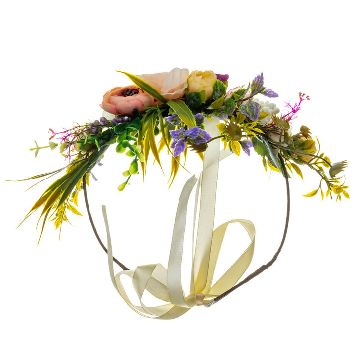 En romantisk blomsterkrans i nyanser av persika och lila