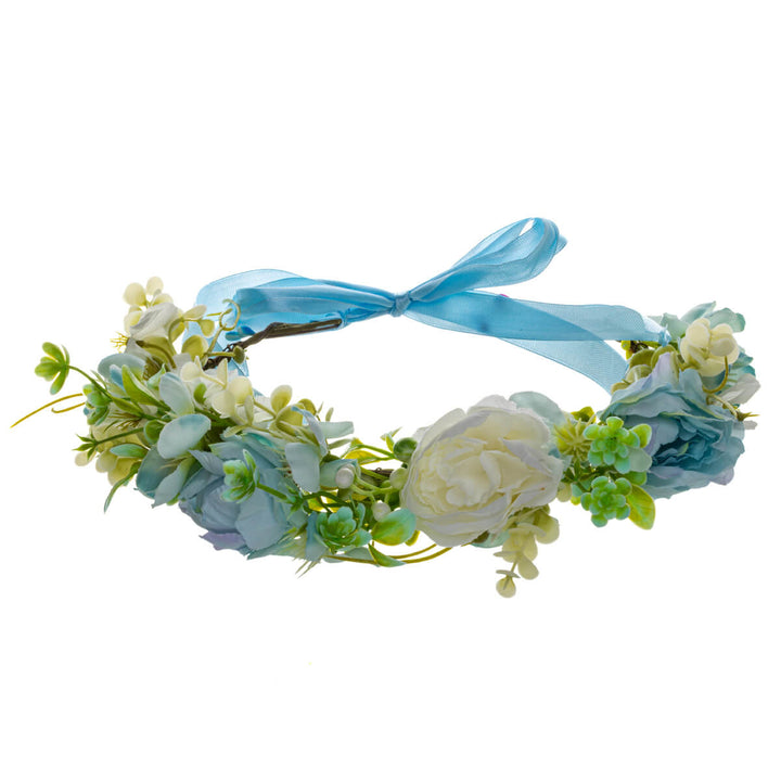 En ljusblå blomsterkrans med vita blommor