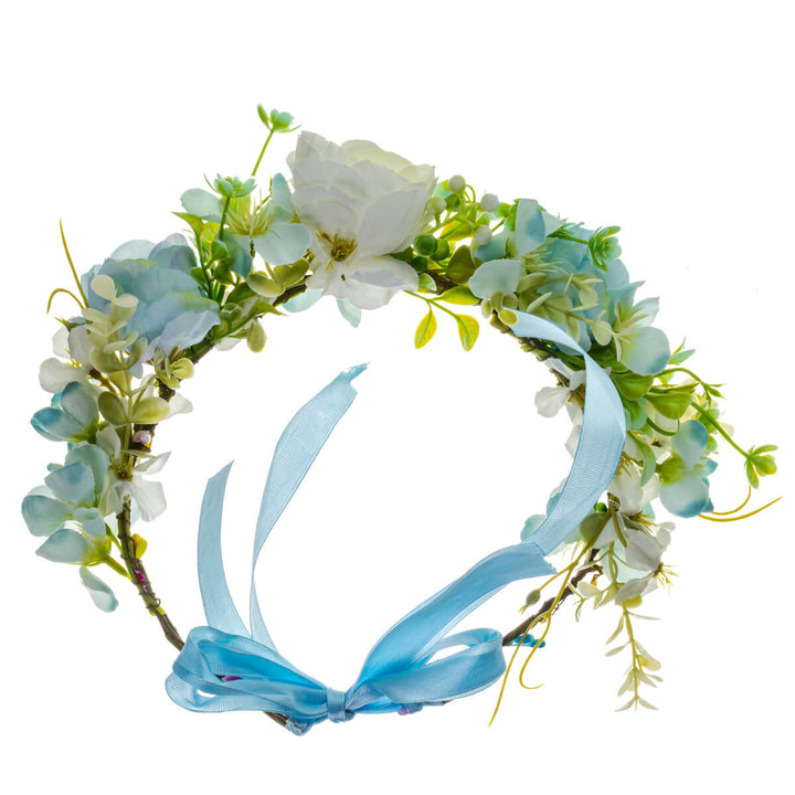 En ljusblå blomsterkrans med vita blommor