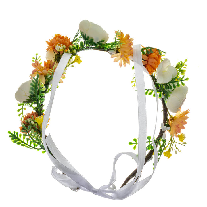 En blomkrans i varma nyanser med orange och vita blommor