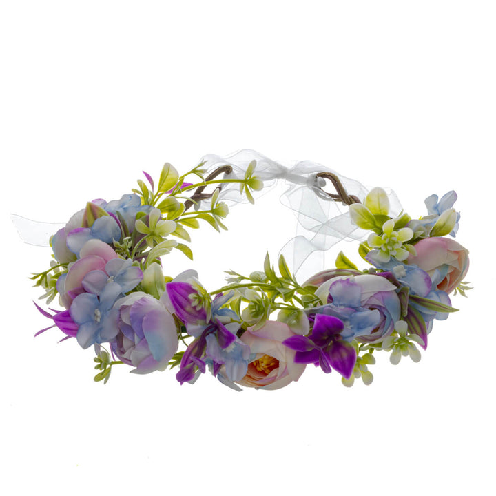 En violett-lila blomsterkrans med rosa detaljer