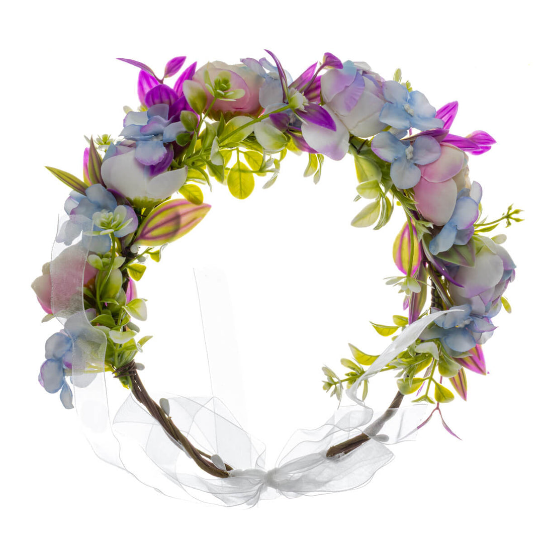 En violett-lila blomsterkrans med rosa detaljer
