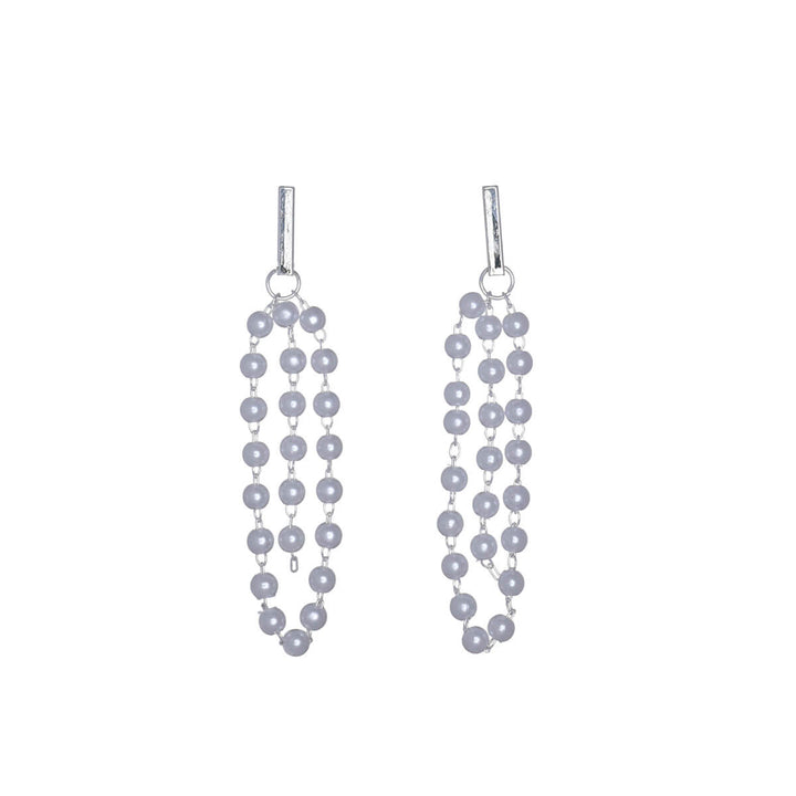 Hanging pearl earrings pillars