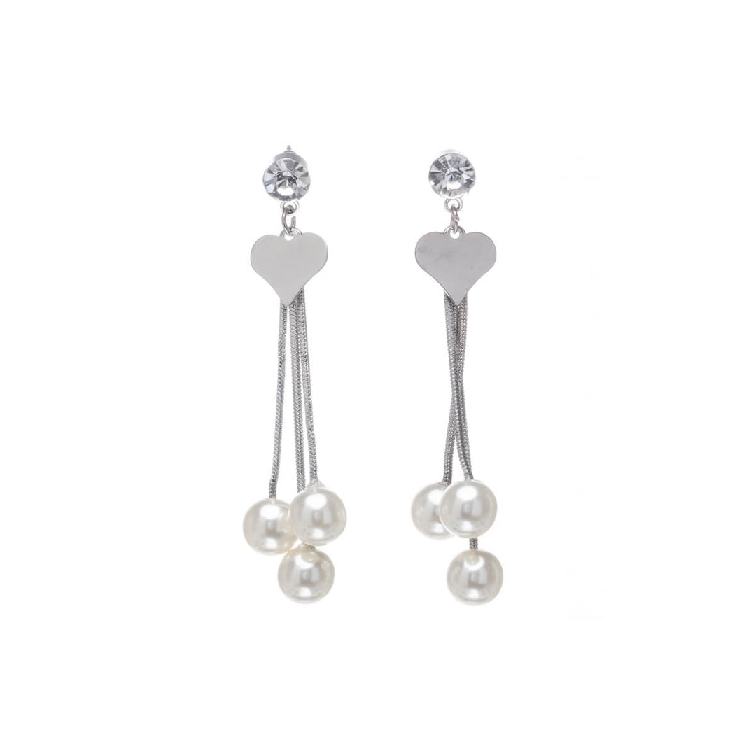 Örhängen med hängande hjärtpärlor
