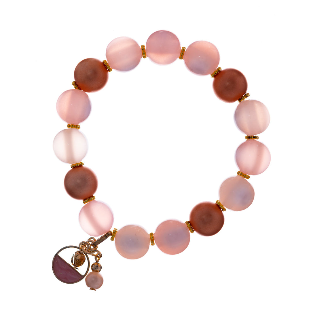 Pärlarmband på ett hängsmycke