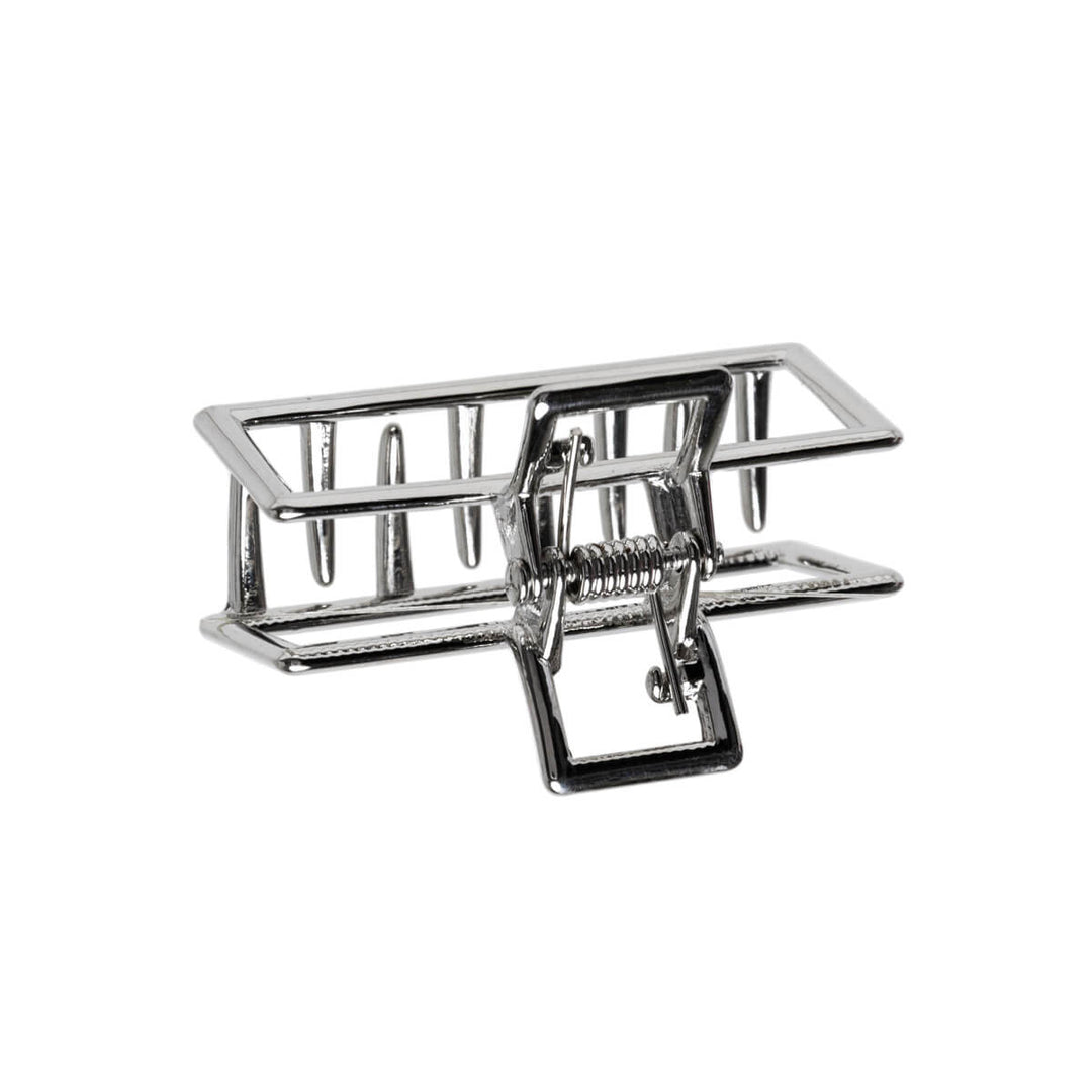 En liten rektangel av metallisk hajtandklipp 4,5 cm