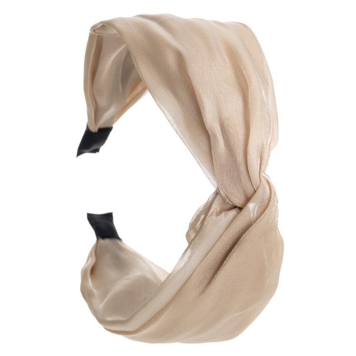 Shiny wide hairstyle