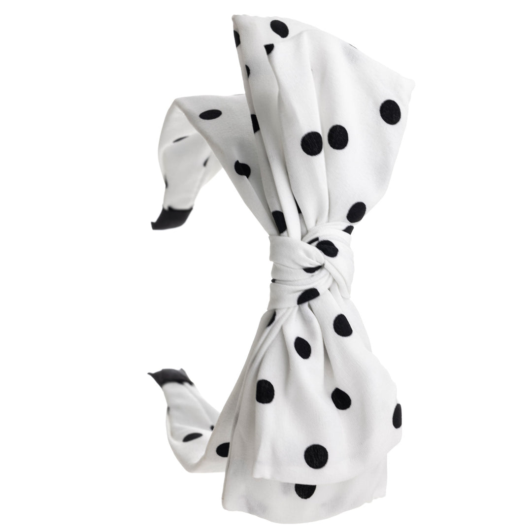 En prickad bred bågskakelhårkrage