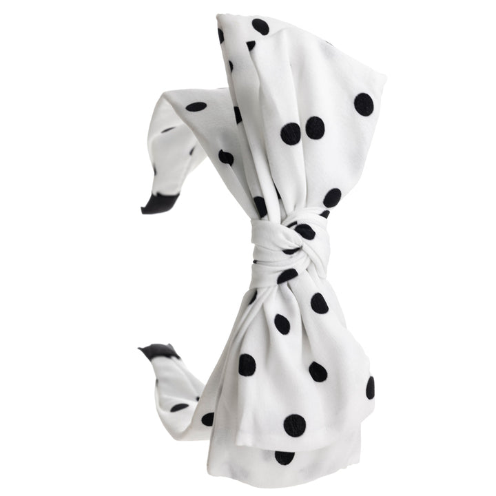 En prickad bred bågskakelhårkrage