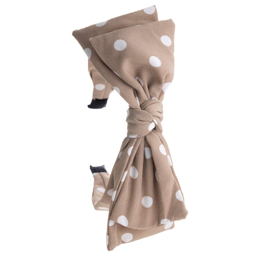 En prickad bred bågskakelhårkrage