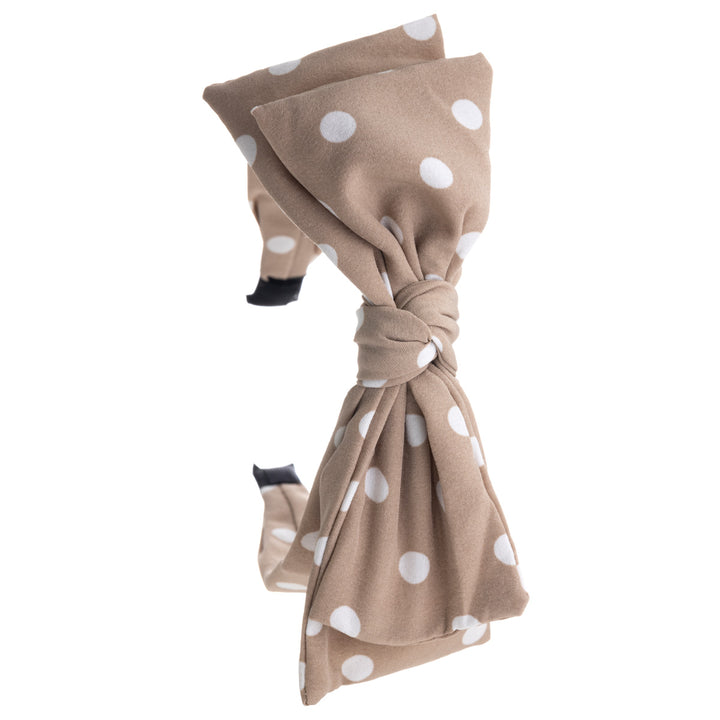 En prickad bred bågskakelhårkrage