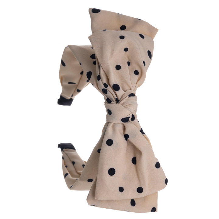 En prickad bred bågskakelhårkrage