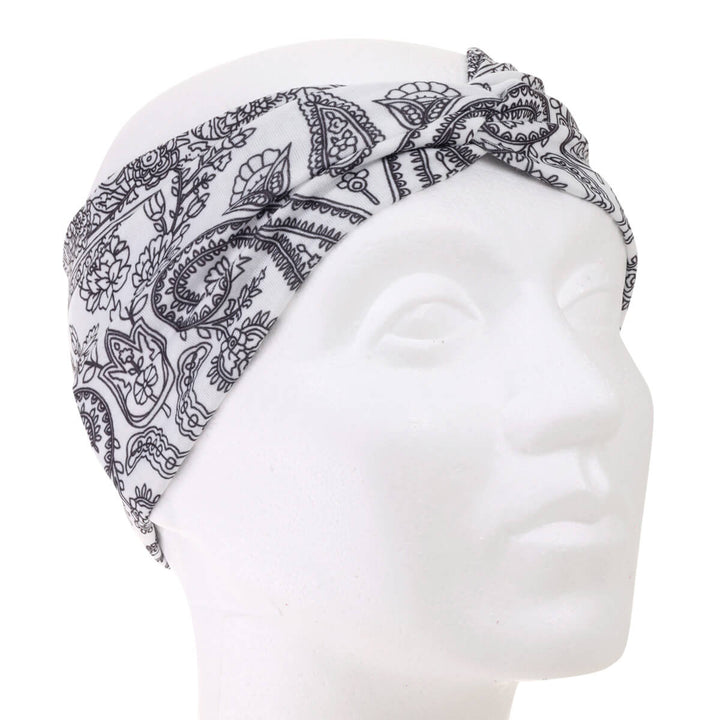 Elastic wide hairstyle with a paley pattern