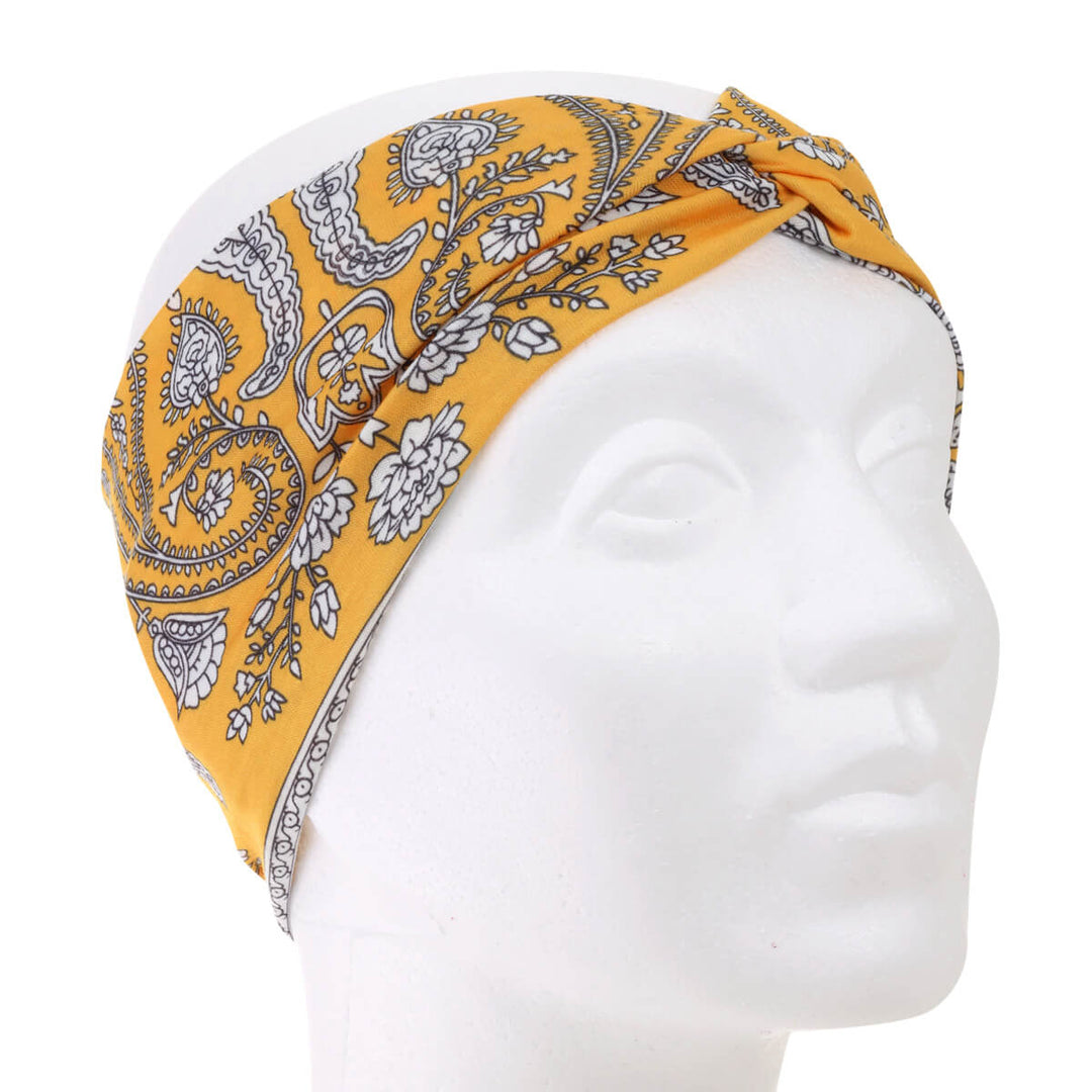 Elastic wide hairstyle with a paley pattern