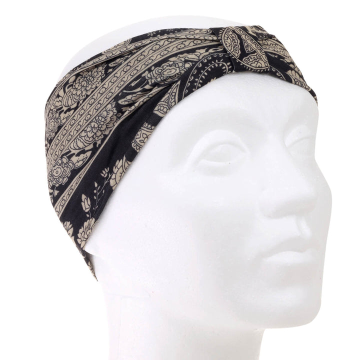 Elastic wide hairstyle with a paley pattern